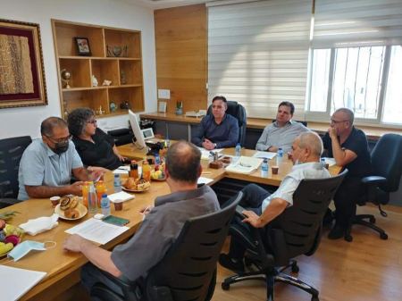 "وفد من أعضاء القائمة المشتركة في زيارة عمل لمجلس ديرحنا"